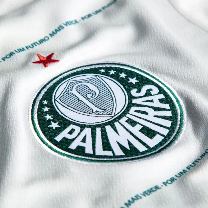 Palmeiras homenageia conquista com estrela acima do escudo.
