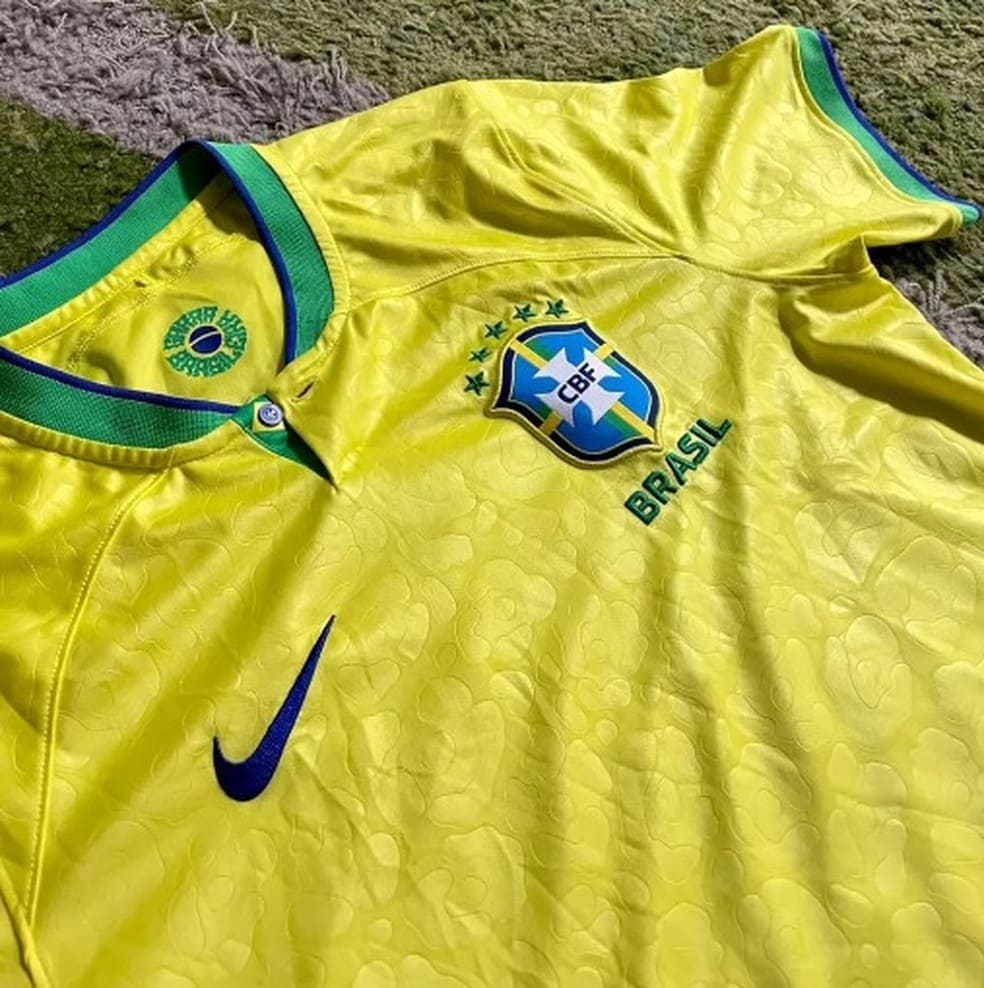 Ex-Palmeiras visita a Seleção Brasileira e recebe homenagem