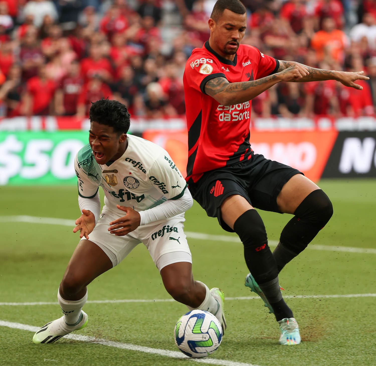 Endrick foi agredido em pênalti sofrido contra o Athletico-PR.