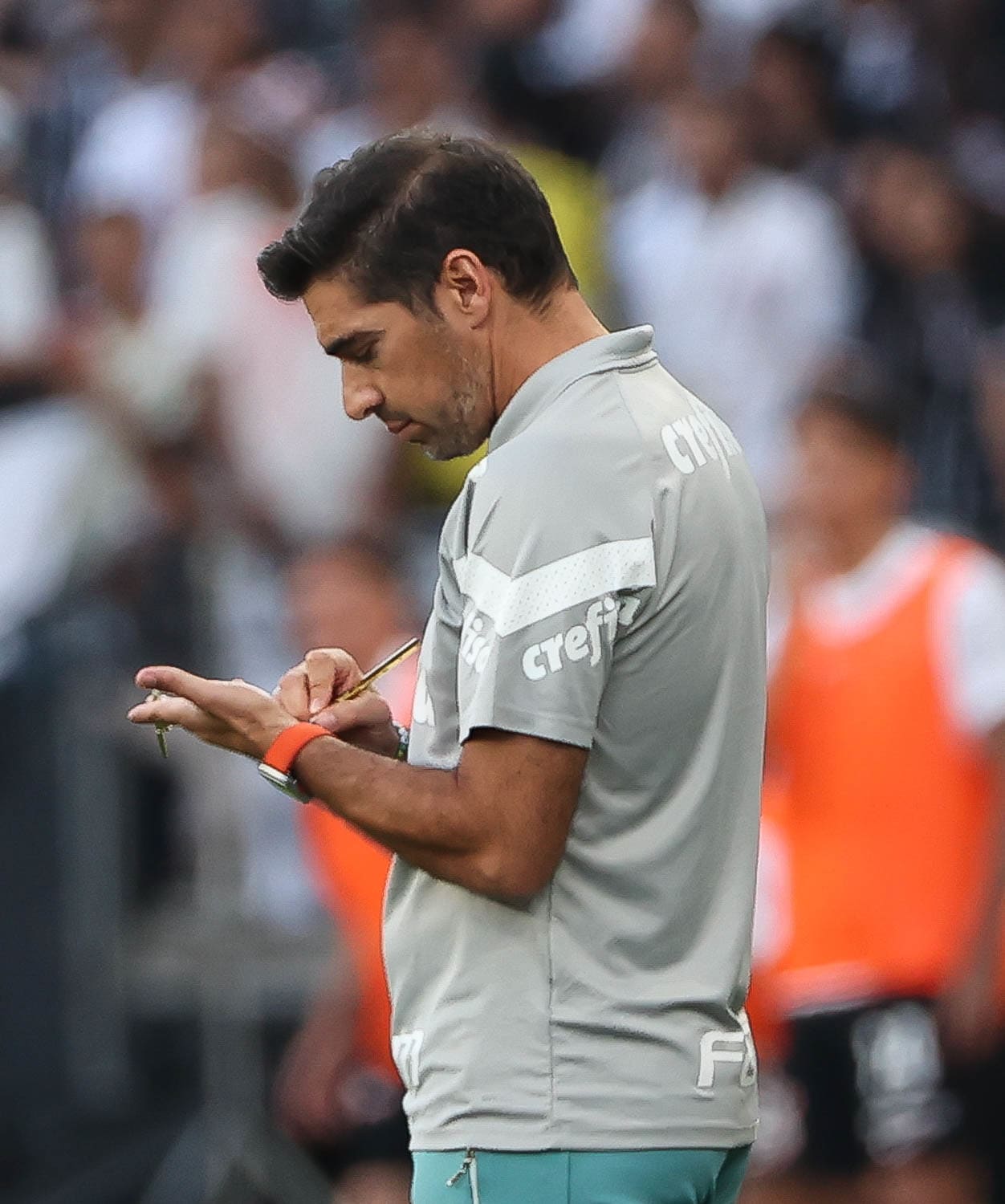 Abel Ferreira surpreendeu e decidiu reforçar o banco do Palmeiras com melhor zagueiro do Brasileirão 2023