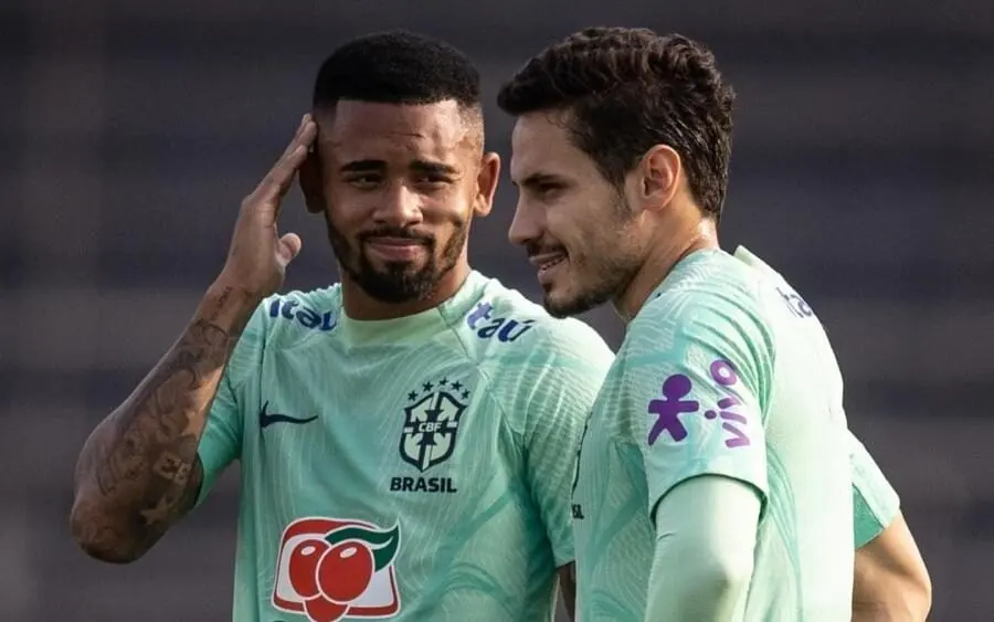 Gabriel Jesus é flagrado com Raphael Veiga e anima a torcida