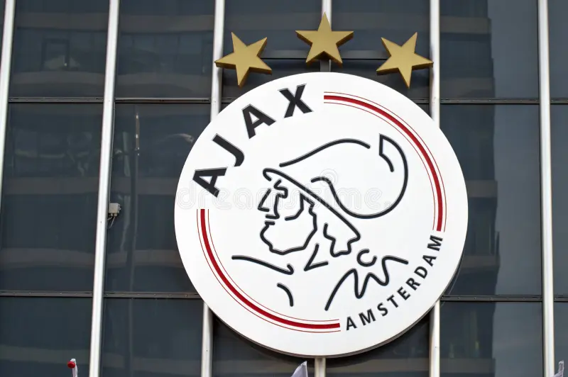 Ajax cansa de esperar e faz investida por jogador do Palmeiras