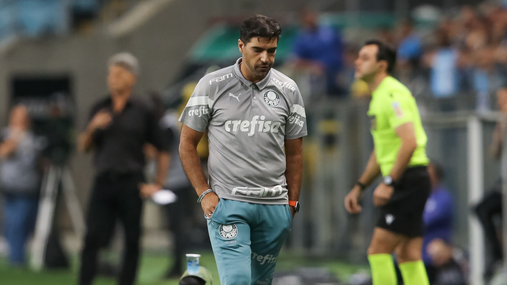 Abel Ferreira surpreendeu e pegou um avião rumo ao Al-Sadd