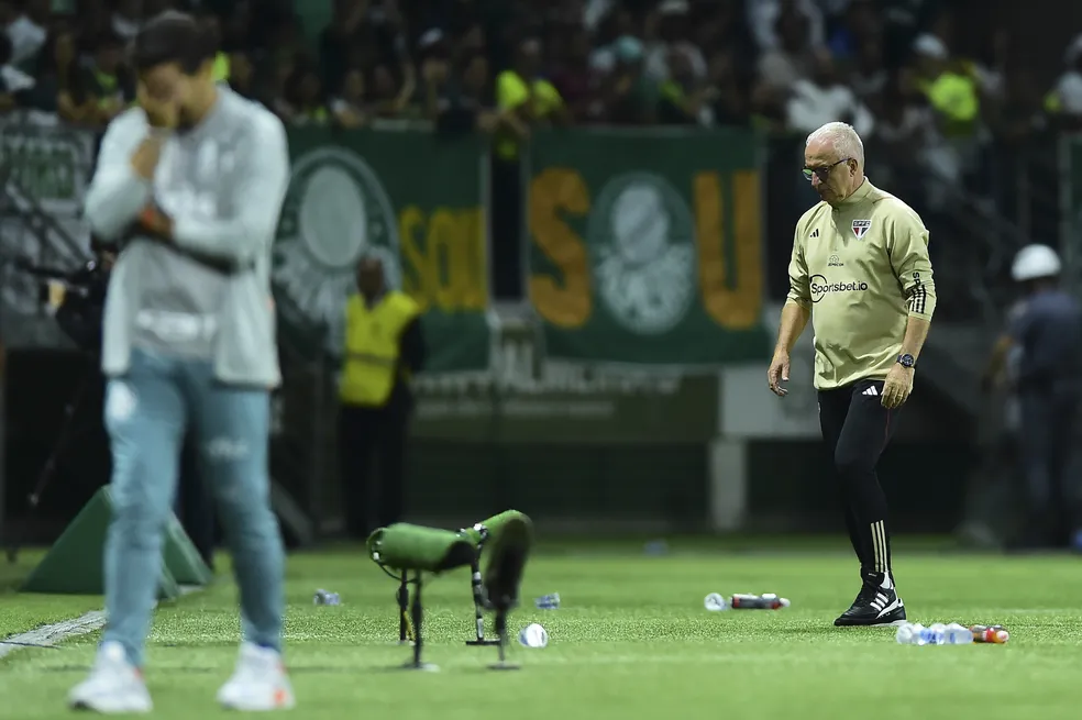 Dorival Junior está reclamando de suposto favorecimento ao Palmeiras