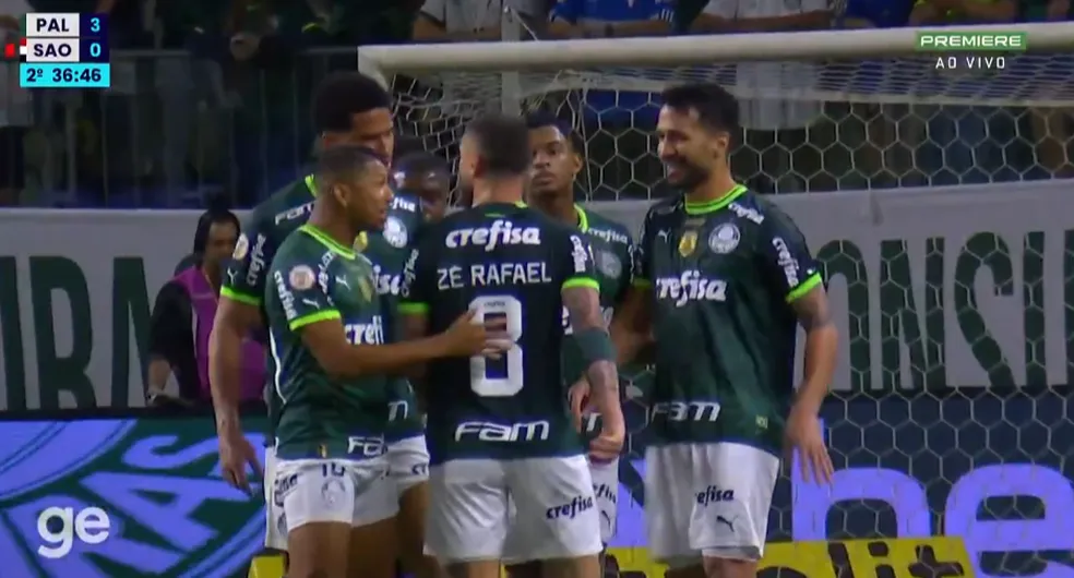 Clima quente no Palmeiras! Zé Rafael e Murilo foram vistos batendo boca 7 Clima quente no Palmeiras! Zé Rafael e Murilo foram vistos batendo boca