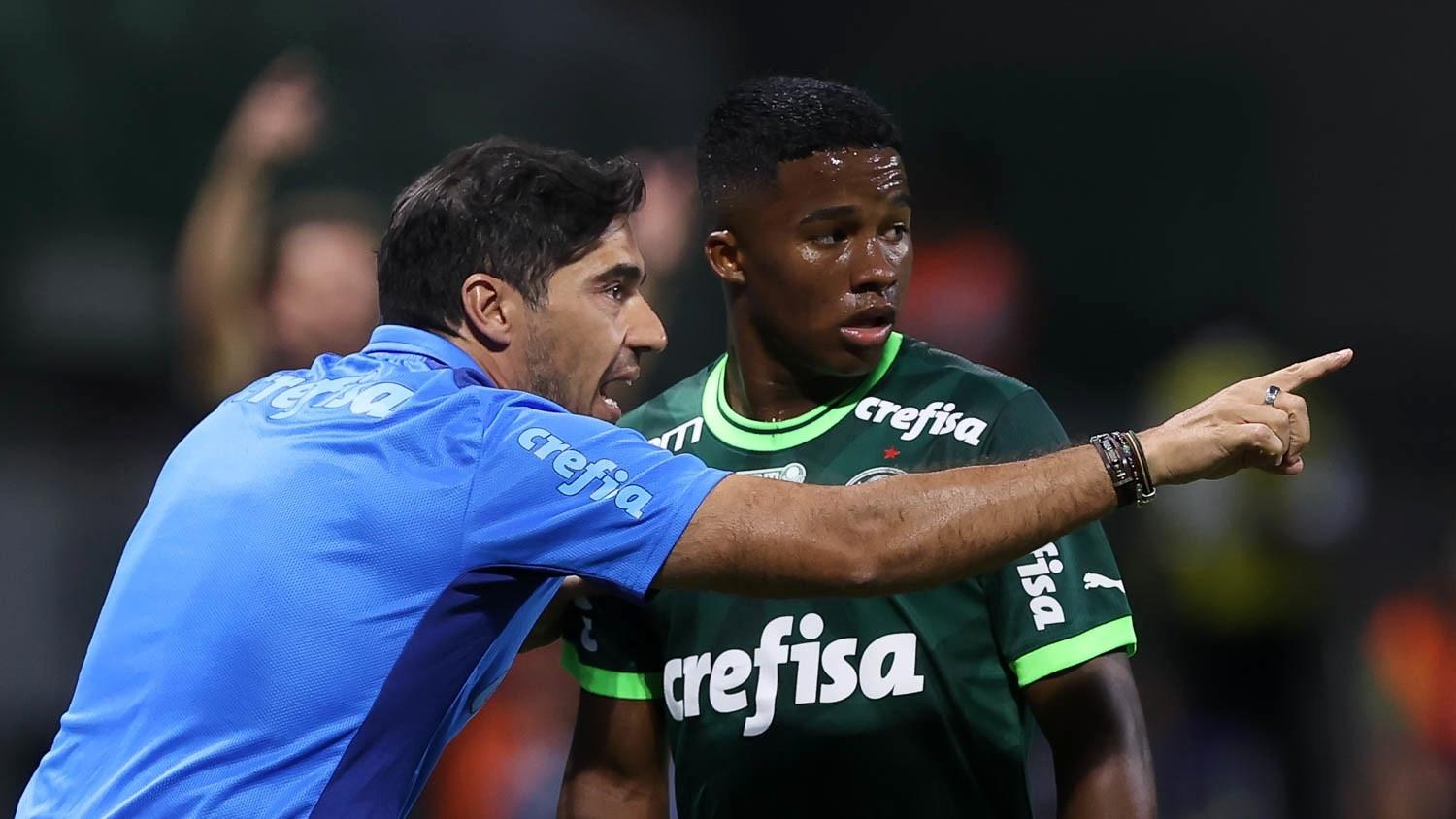 endrick recebe instrucoes de abel ferreira em jogo do palmeiras