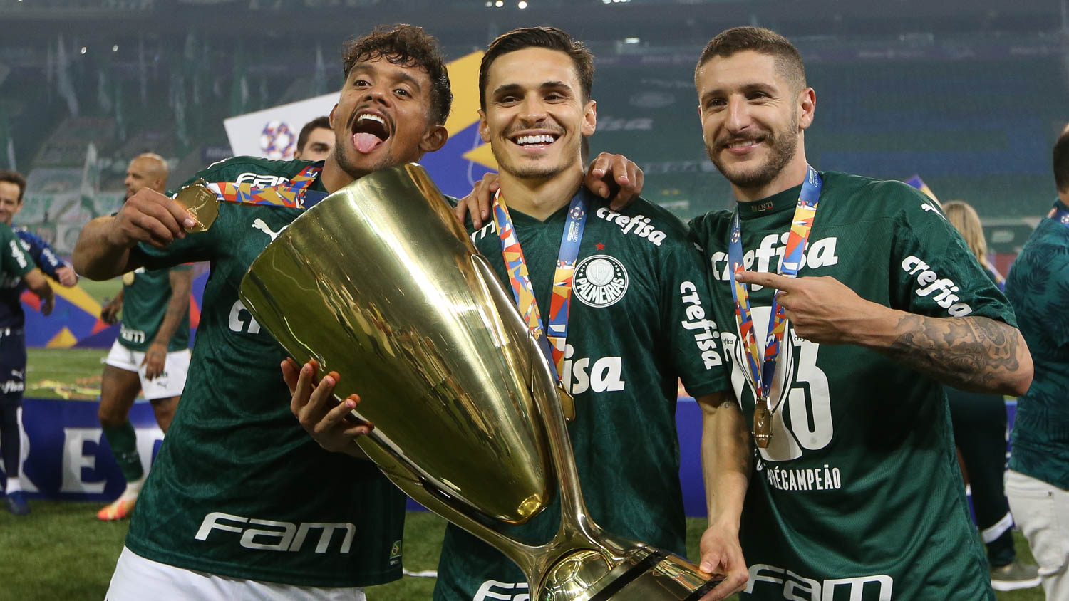 Os jogadores Gustavo Scarpa, Raphael Veiga e Zé Rafael (E/D), da SE Palmeiras, comemoram a conquista do do Campeonato Paulista, Série A1, na arena Allianz Parque contra a equipe do SC Corinthians P. (Foto: Cesar Greco)