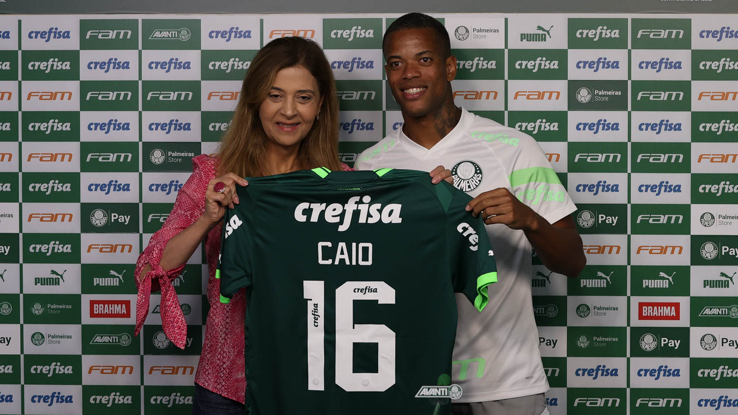 A presidente Leila Pereira, da SE Palmeiras, apresenta o jogador Caio Paulista (D), mais novo atleta do clube, na Academia de Futebol. (Foto: Cesar Greco/Palmeiras/by Canon)