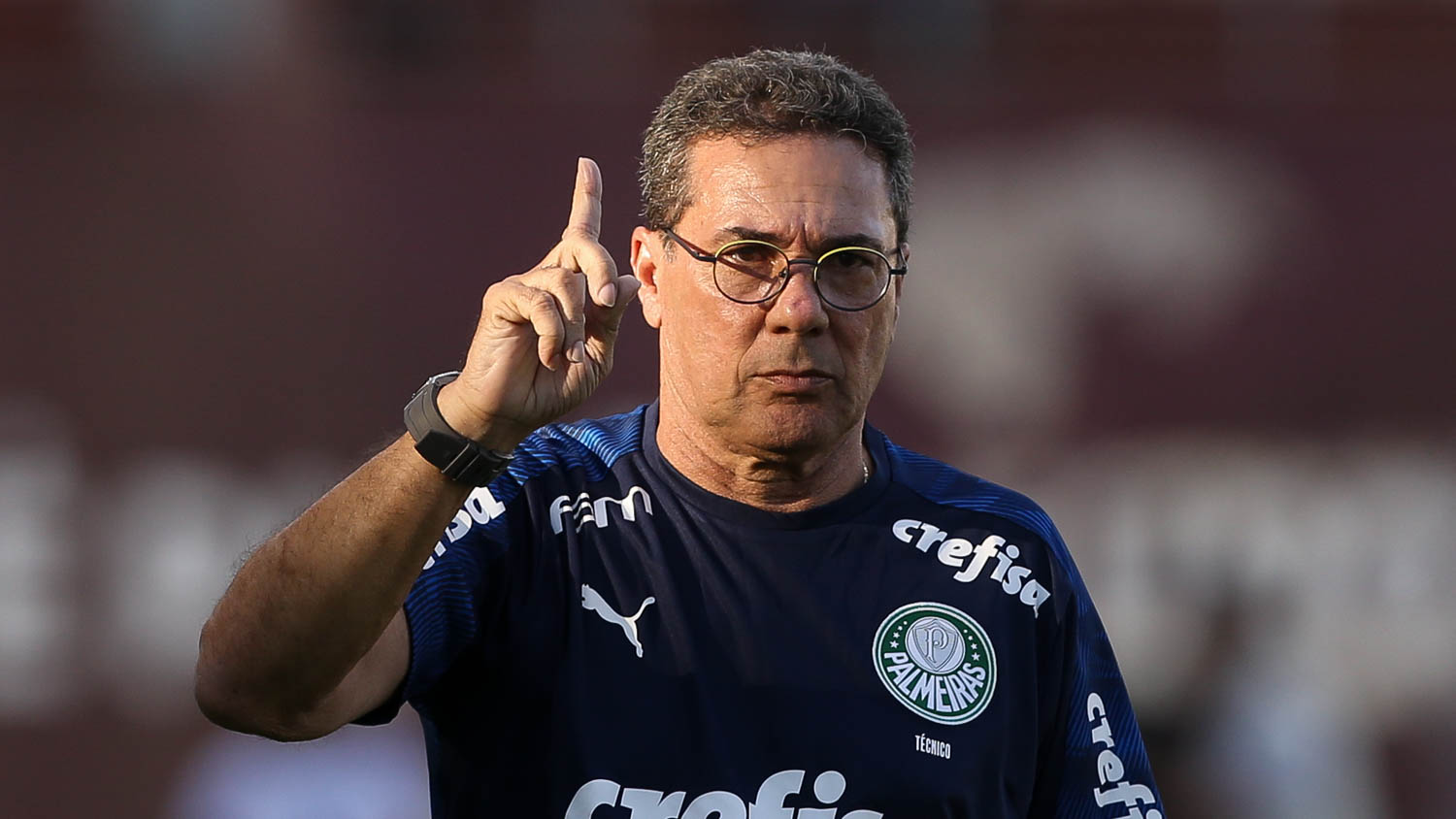 O técnico Vanderlei Luxemburgo, da SE Palmeiras, em jogo contra a equipe do São Paulo FC, durante partida válida pela segunda rodada, do Campeonato Paulista, Série A1, na Arena Fonte Luminosa.