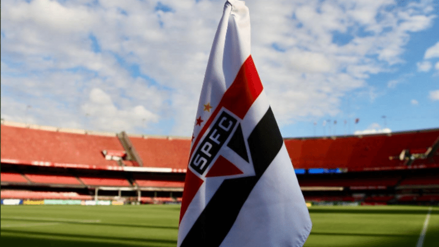 bandeira de escanteio do sao paulo no morumbi