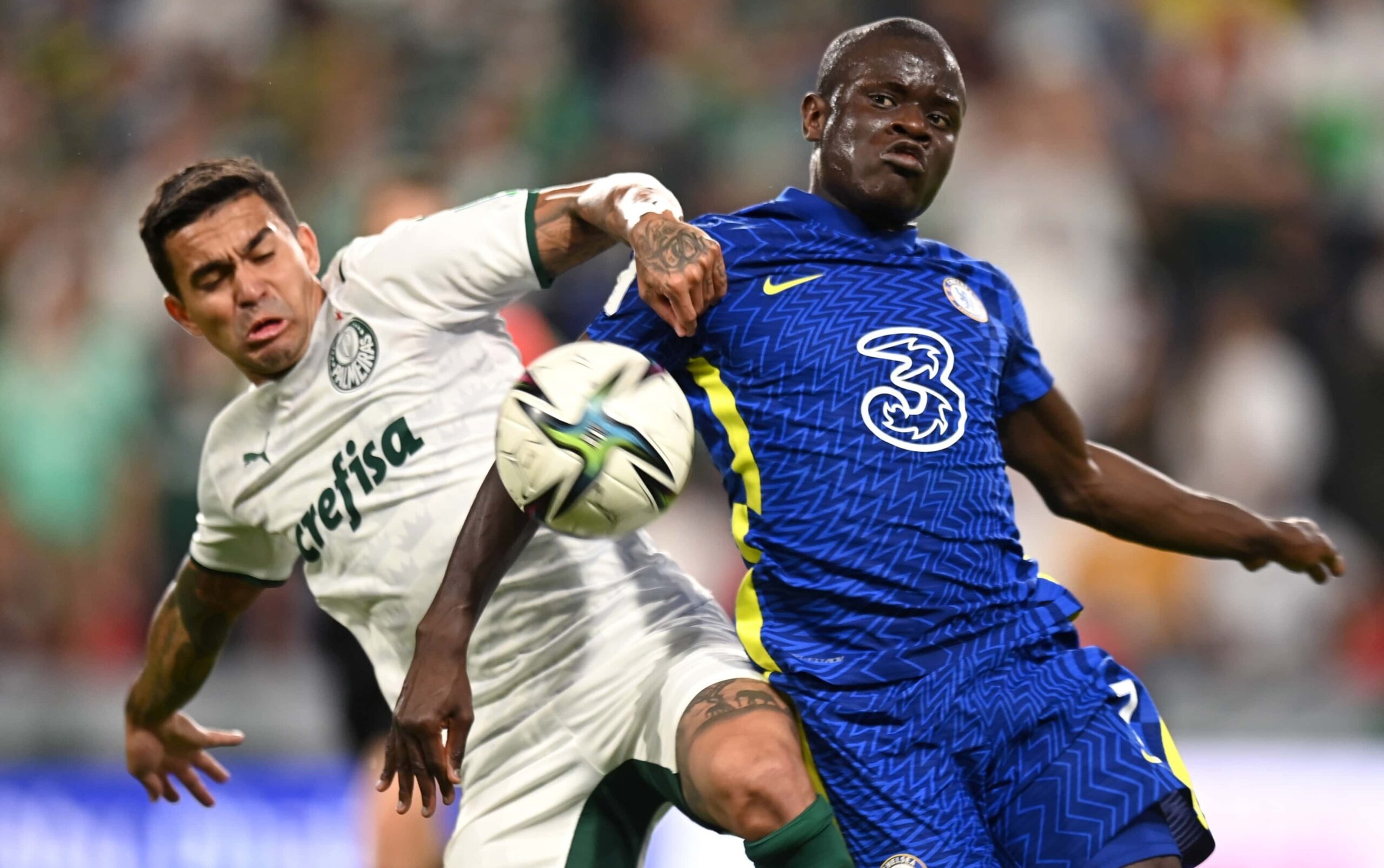 dudu e kante brigam pela bola durante chelsea x palmeiras pela final do mundial de clubes 1644686493275 v2 4x3 1 scaled e1710976352839