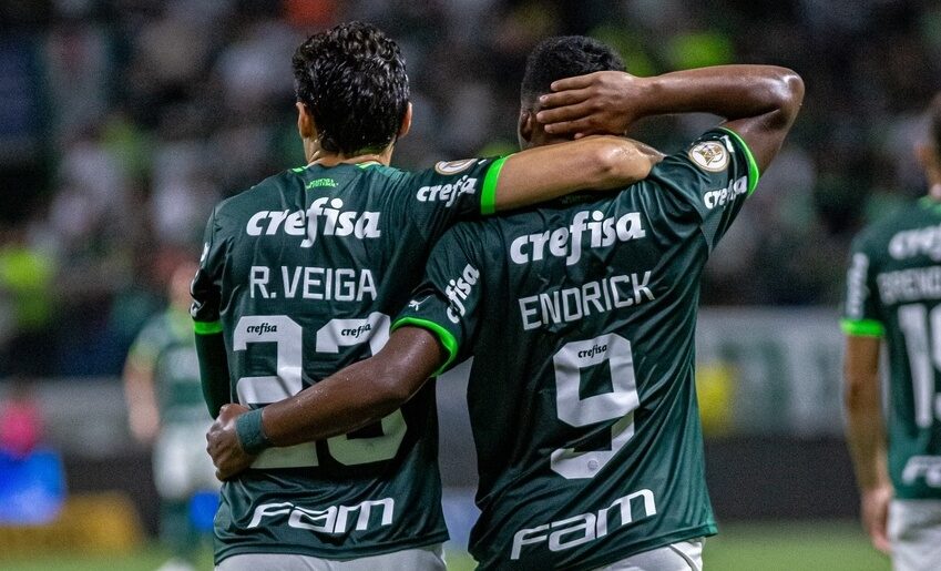 endrick e raphael veiga comemoram gol do palmeiras em vitoria sobre o bahia 1698604993547 v2 4x3 e1710544745174