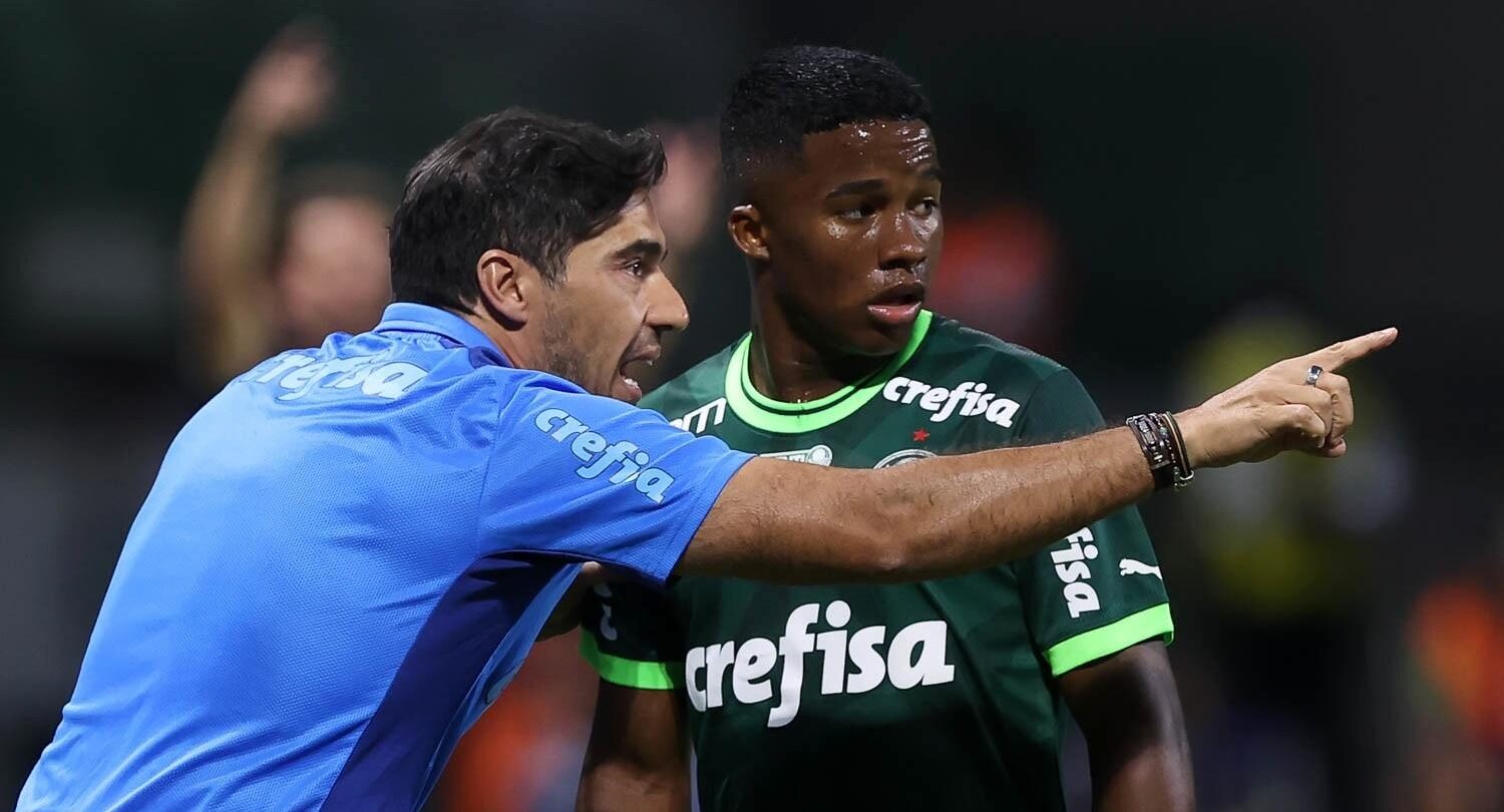 endrick recebe instrucoes de abel ferreira em jogo do palmeiras 1678733175977 v2 1500x844 3 e1713459561510