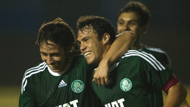 kleber d comemora com valdivia ao marcar um de seus dois gols na vitoria do palmeiras sobre o santo andre 1302750497286 615x300 1 e1712687183319