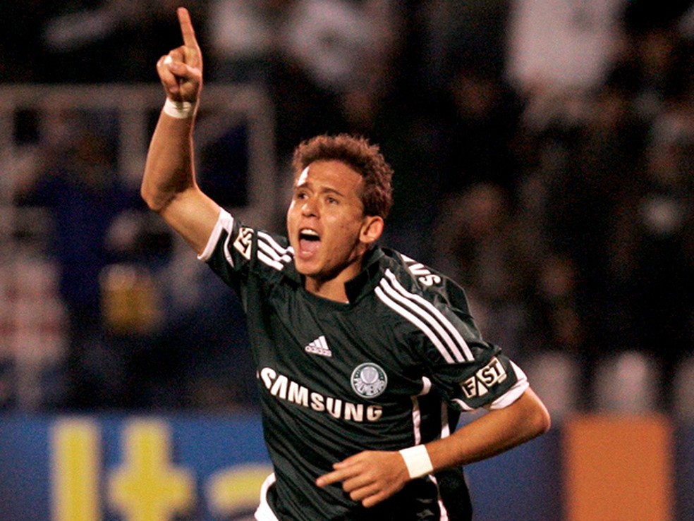 Keirrison foi vendido pelo Palmeiras como craque e depois ganhou salário humilde no Coritiba