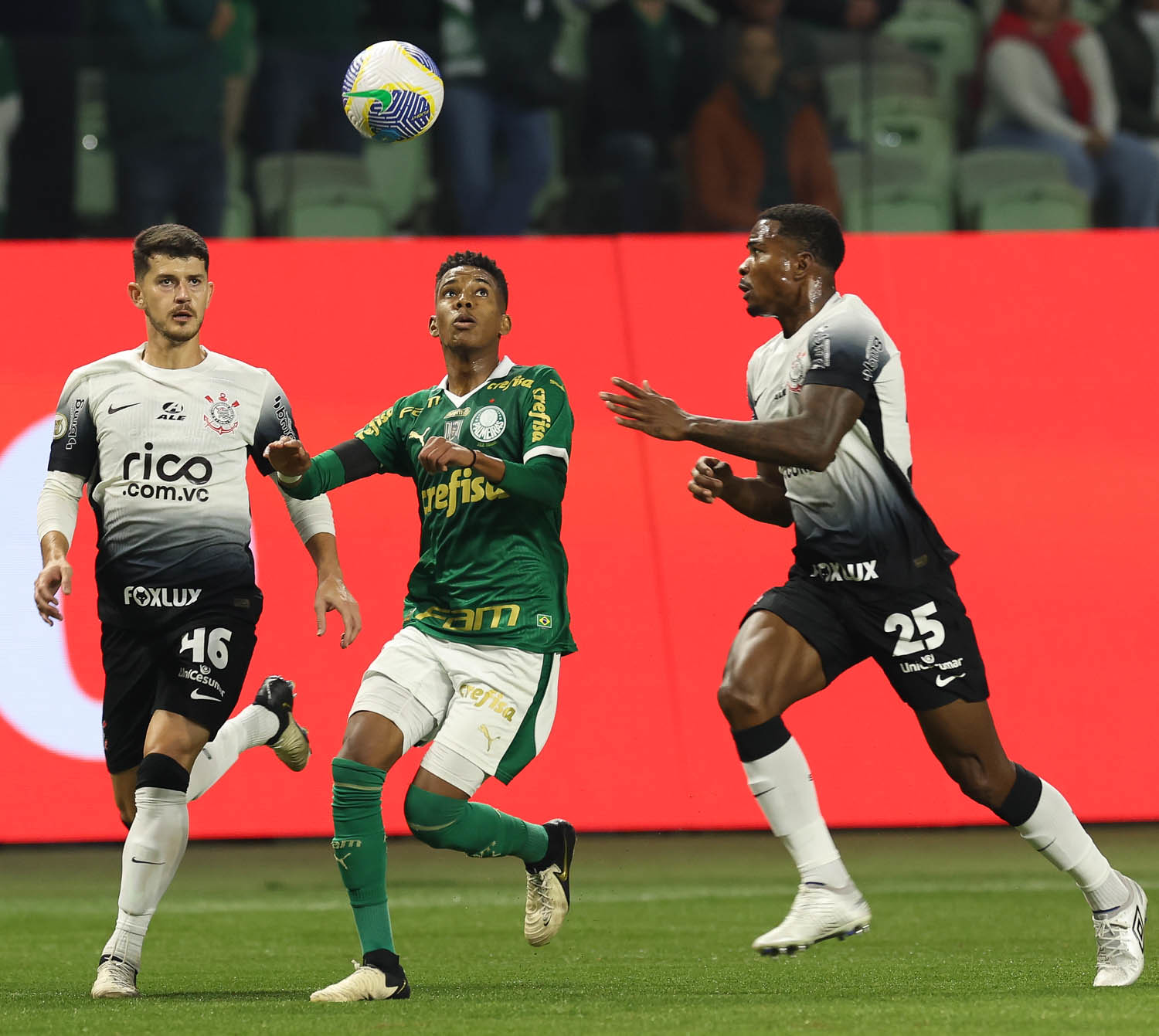 Juiz polêmico é escolhido para apitar Palmeiras x Corinthians
