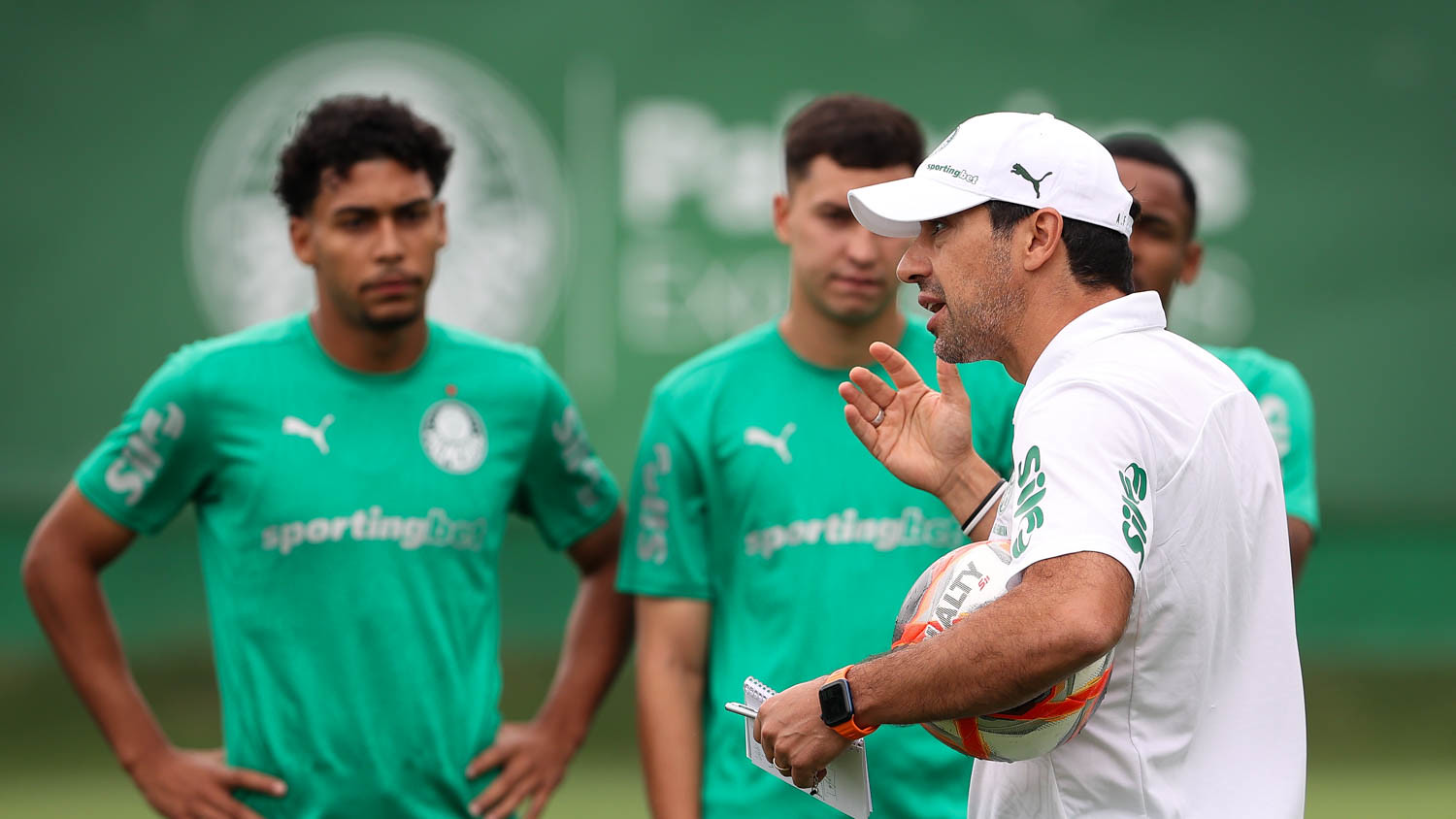 Abel Ferreira manda recado para elenco do Palmeiras