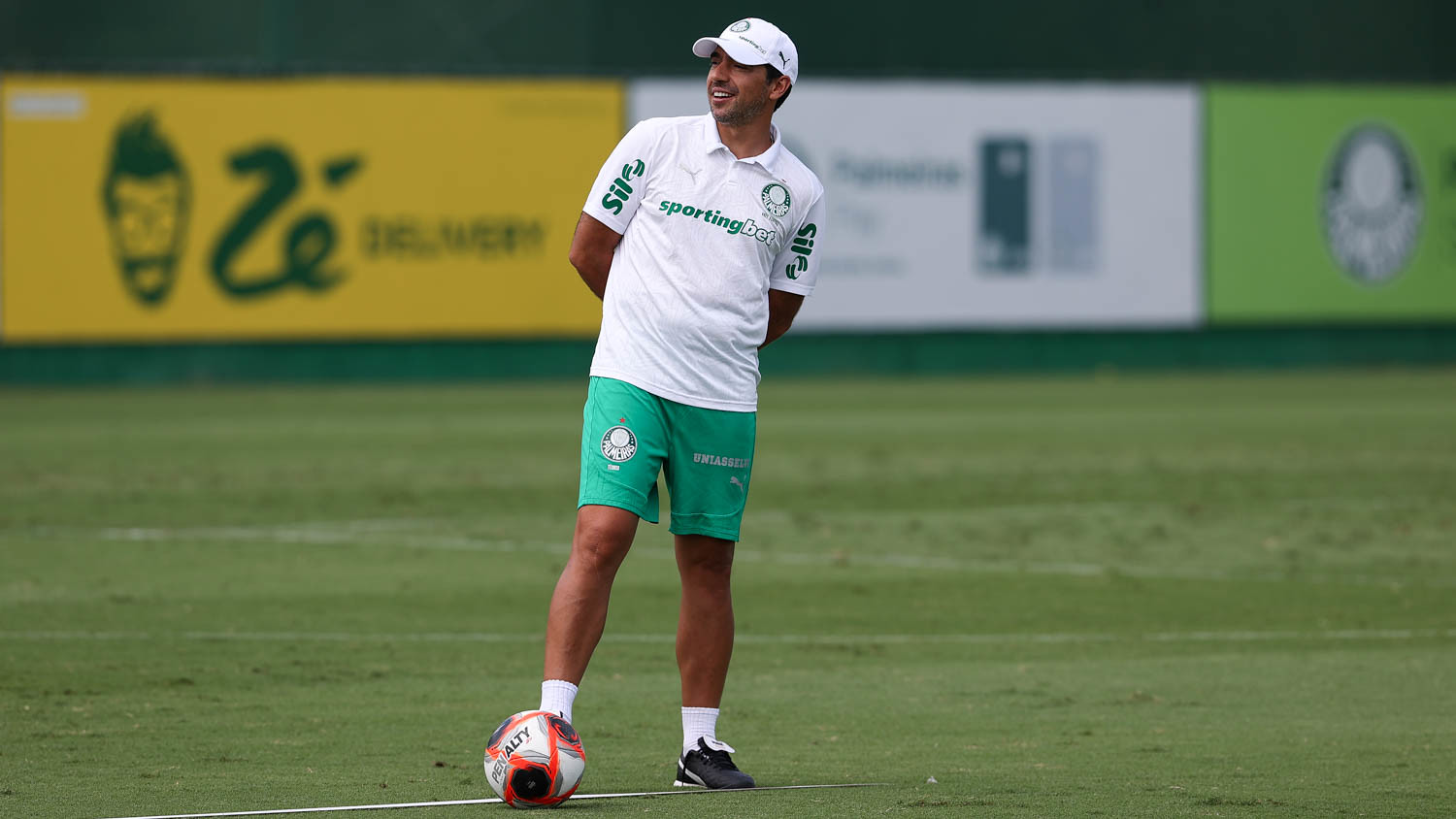 Abel Ferreira pula de alegria ao ganhar reforço do Palmeiras antes da janela abrir