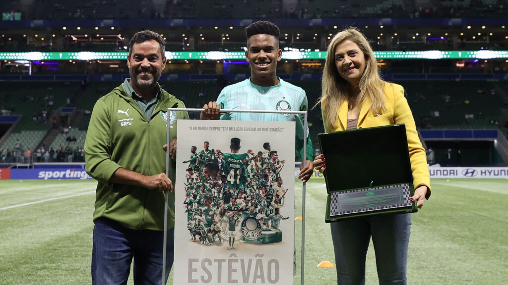 Estêvão recebe presente em despedida no Palmeiras 1 54552627066 5dde5883f7 h