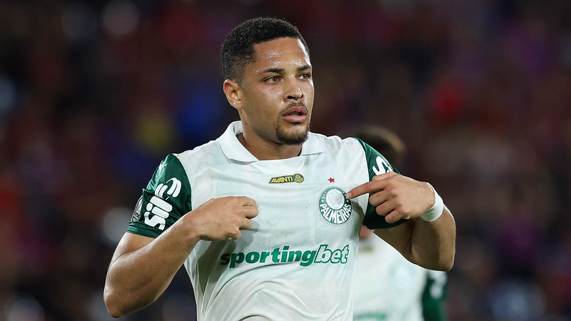 PVC não mede palavras sobre má fase de Vitor Roque no Palmeiras