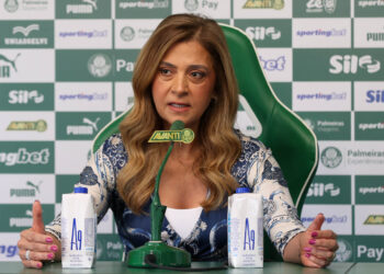 A presidente Leila Pereira, da SE Palmeiras, concede entrevista coletiva, na Academia de Futebol. (Foto: Cesar Greco/Palmeiras/by Canon)