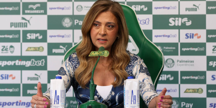 Leila aparece com caminhão de dinheiro e arma chapéu no Corinthians por volante 1 A presidente Leila Pereira, da SE Palmeiras, concede entrevista coletiva, na Academia de Futebol. (Foto: Cesar Greco/Palmeiras/by Canon)