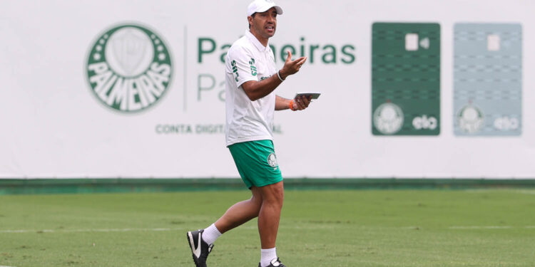O técnico Abel Ferreira, da SE Palmeiras, durante treinamento, na Academia de Futebol. (Foto: Cesar Greco/Palmeiras/by Canon)