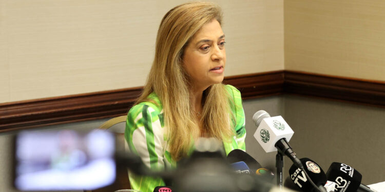 A presidente Leila Pereira, da SE Palmeiras, concede entrevista coletiva, no hotel de concentração da equipe. (Foto: Cesar Greco/Palmeiras/by Canon)