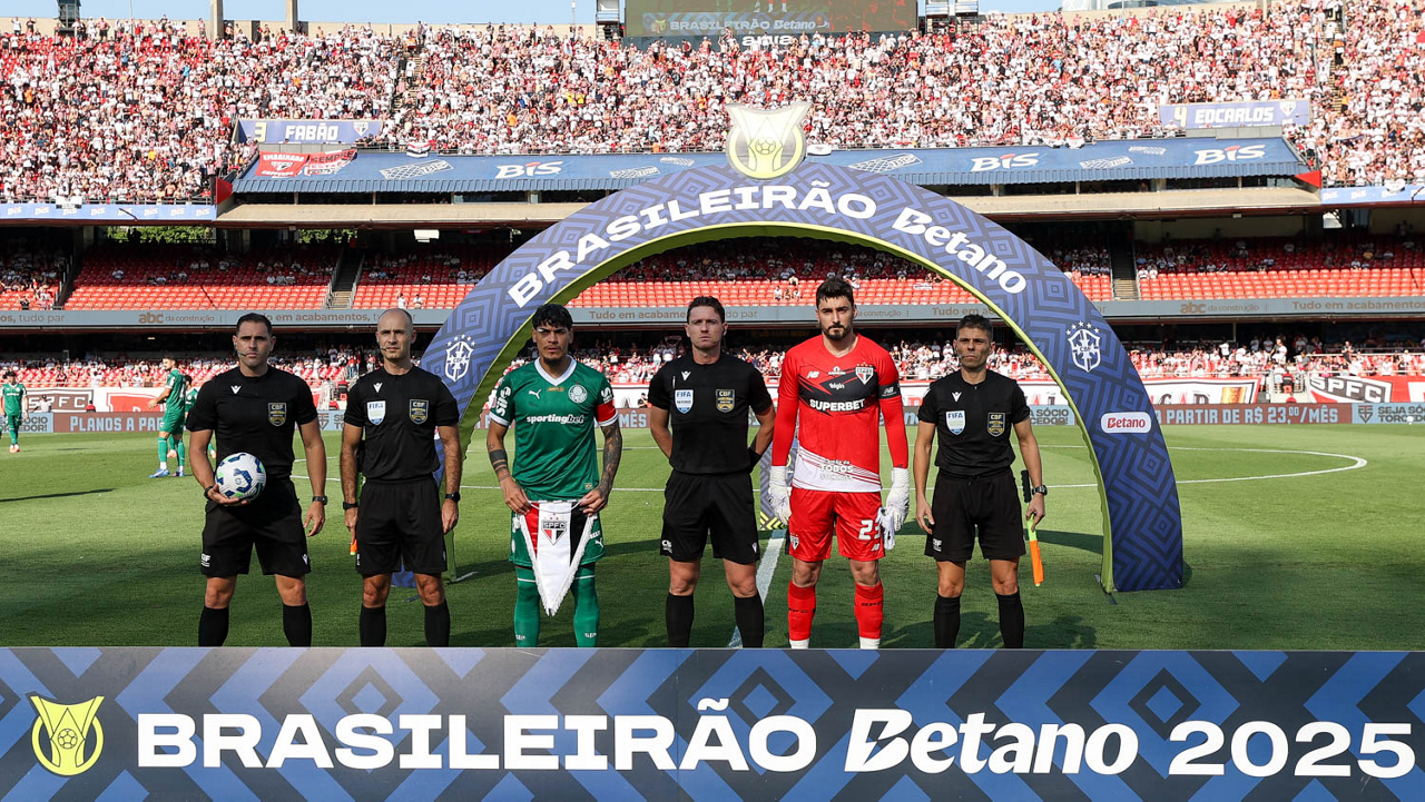 CBF admite erros e afasta árbitro do Choque-Rei 1 CBF admite erros e afasta árbitro do Choque-Rei