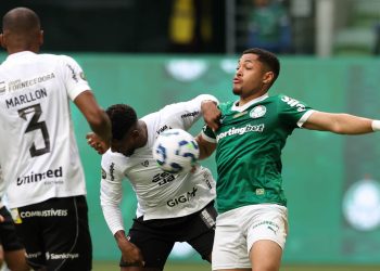 O jogador Vitor Roque, da SE Palmeiras, disputa bola com o jogador do Ceará SC, durante partida válida pela décima nona rodada, do Campeonato Brasileiro, Série A, na arena Allianz Parque. (Foto: Cesar Greco/Palmeiras/by Canon)