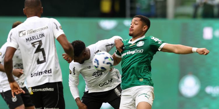 Vitor Roque já valorizou 208% a mais desde que foi comprado pelo Palmeiras 1 O jogador Vitor Roque, da SE Palmeiras, disputa bola com o jogador do Ceará SC, durante partida válida pela décima nona rodada, do Campeonato Brasileiro, Série A, na arena Allianz Parque. (Foto: Cesar Greco/Palmeiras/by Canon)
