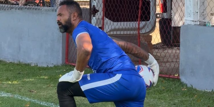 Goleiro Bruno se deu mal e levou voadora após voltar a jogar no Rio de Janeiro 1 Goleiro Bruno