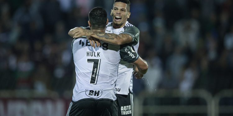 Lesionado, Paulinho manda mensagem para Hulk 1 Paulinho e Hulk