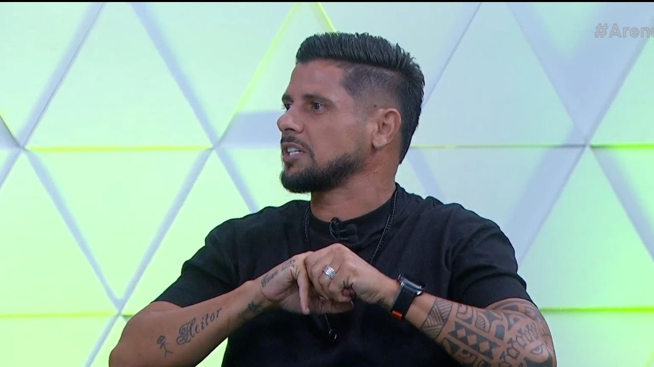 Cicinho antecipa o resultado de Santos x Palmeiras pelo Brasileirão 2025