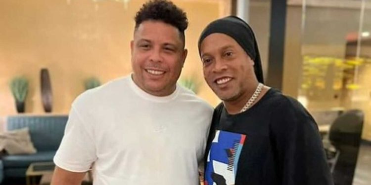 Enquanto Ronaldo Fenômeno tem 9 empresas, é assim que Ronaldinho Gaúcho ganha a vida 1 Ronaldo Fenômeno e Ronaldinho Gaúcho
