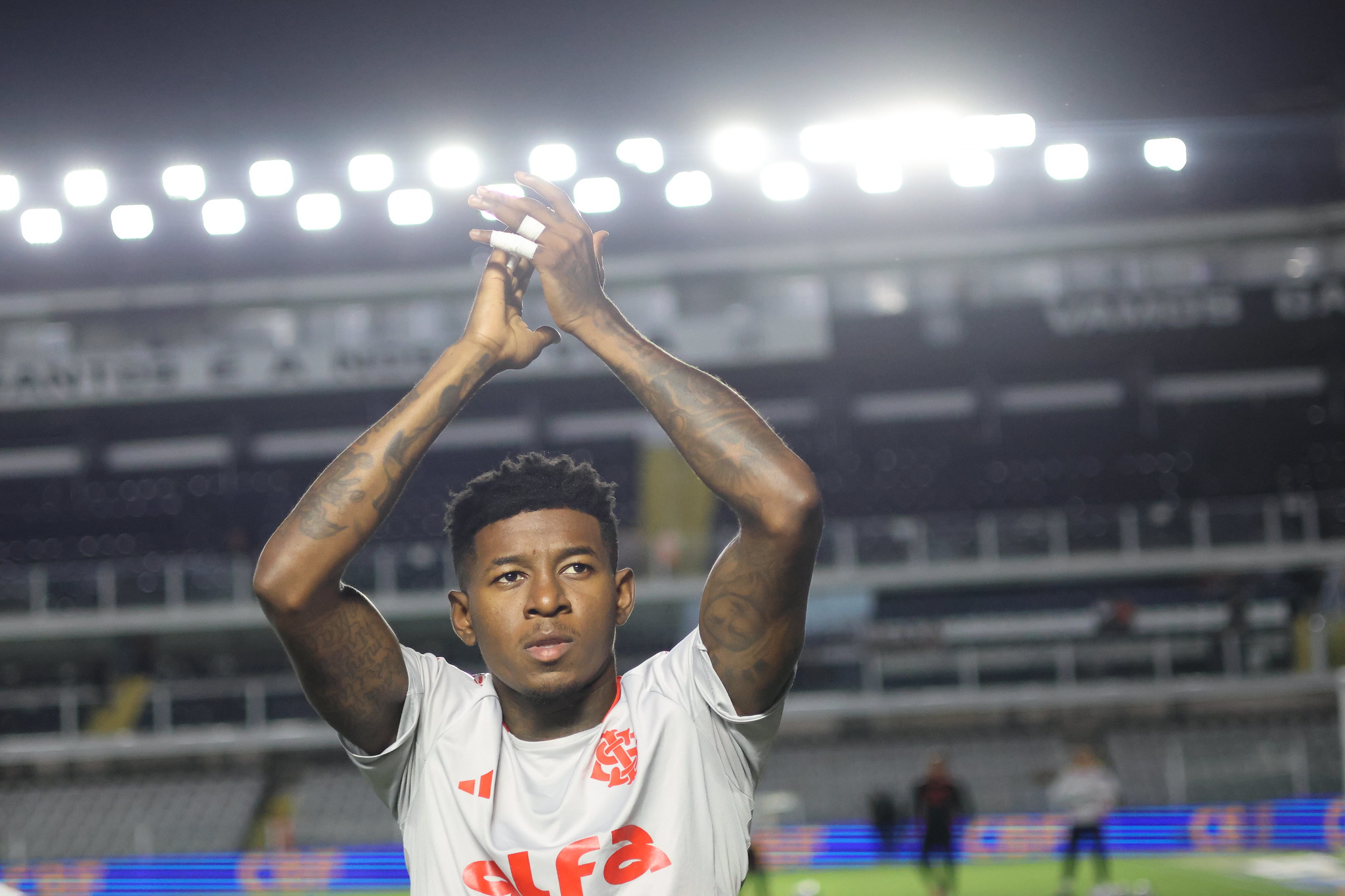 Por R$ 800 mil, Vitão assina com o Flamengo