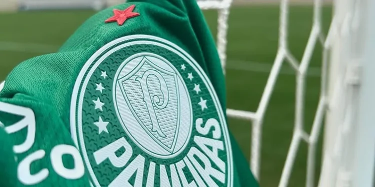 Contrato assinado até 2027 e meio-campista reforça o Palmeiras a partir do mês que vem 1 Créditos: Instagram / Palmeiras