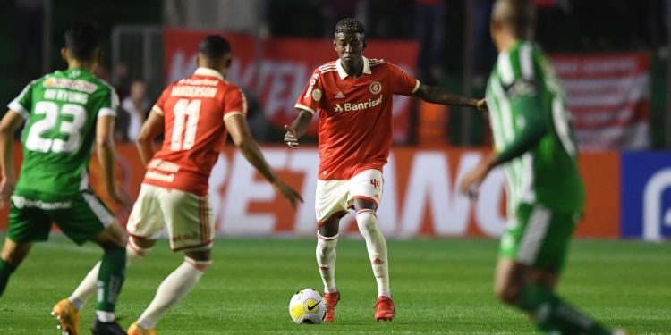 Palmeiras deixa Vitão de lado e define nova prioridade para a zaga 1 Créditos: Ricardo Duarte/Internacional