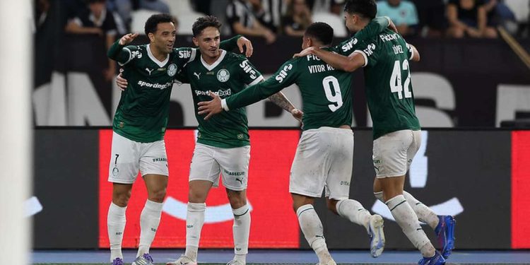 Empresário confirmou proposta de 50 milhões de euros por titular do Palmeiras 1 Créditos: Cesar Greco / Palmeiras