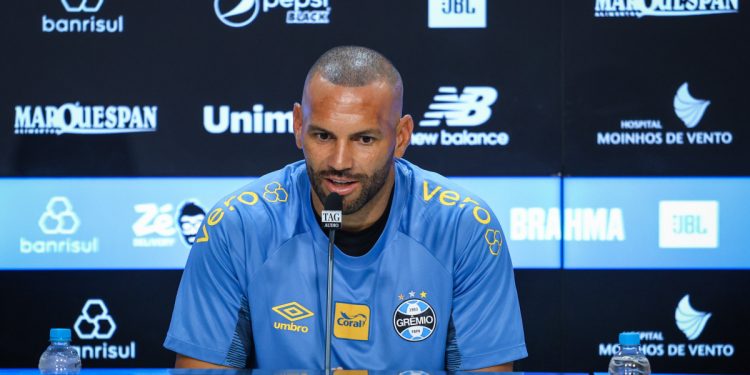 Weverton tenta tirar meia do Palmeiras para o Grêmio e Leila recusa de imediato 1 Créditos: Lucas Uebel / Divulgação