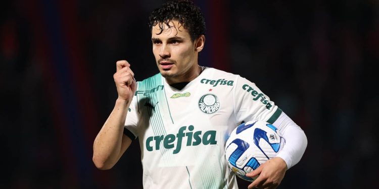 Raphael Veiga só foi avisado sobre chegada de novo passador no Palmeiras 1 Créditos: Cesar Greco / Palmeiras