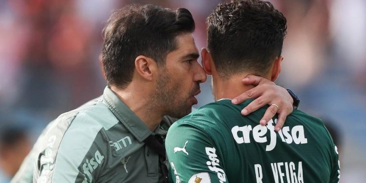 Camisa de Veiga nem ficou vaga e Abel Ferreira escolhe substituto para o Palmeiras assinar 1 Créditos: Cesar Greco