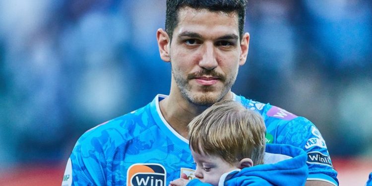 Enquanto Gustavo Gómez ganha R$ 1,3 milhão, salário de Nino para assinar com o Palmeiras não fica pra trás 1 Créditos: Divulgação/ Twitter @fczenit_en