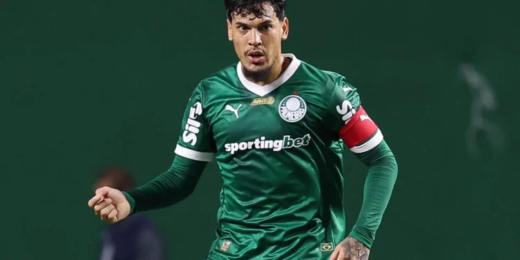 Gustavo Gómez pegou o telefone para confirmar chegada de reforço ao Palmeiras 1 Créditos: Cesar Greco / Palmeiras