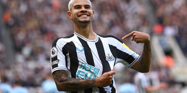 Bruno Guimarães larga tudo onde estava e é flagrado treinando no CT do Botafogo 1 Créditos: Divulgação / Newcastle