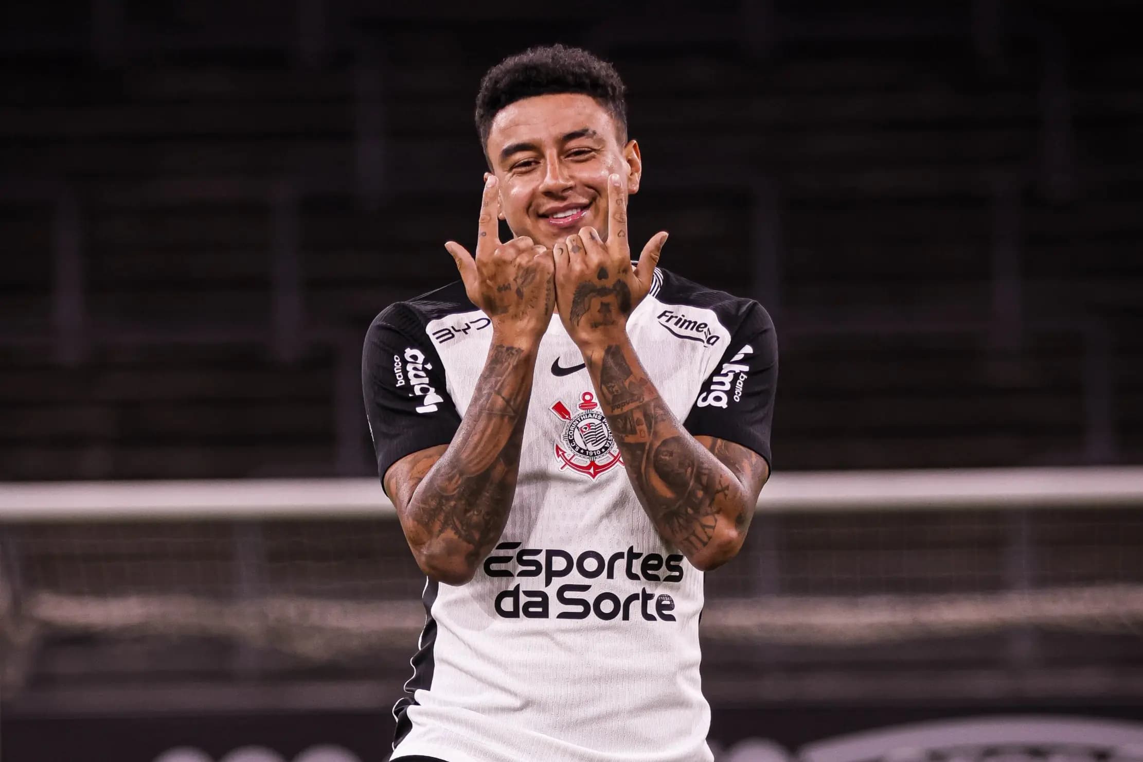 Lingard cutuca Flaco López e explica semelhança na comemoração 4 Lingard cutuca Flaco López e explica semelhança na comemoração
