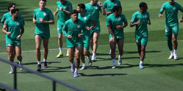 Palmeiras muda rota e encaminha venda de zagueiro após destaque na Europa 1 Créditos: Cesar Greco / Palmeiras