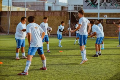 Joia de 16 anos do Santos volta a treinar com elenco profissional