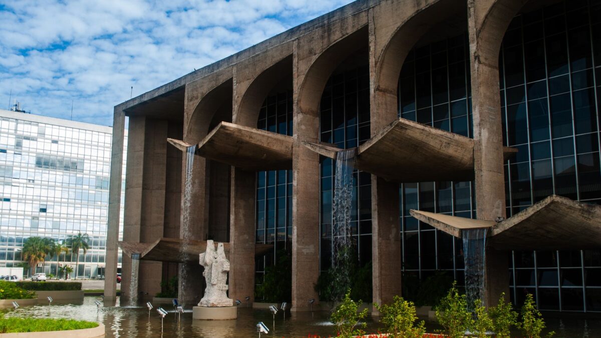 Fazenda e STF se reúnem em Brasília para alinhar regras das bets no Brasil