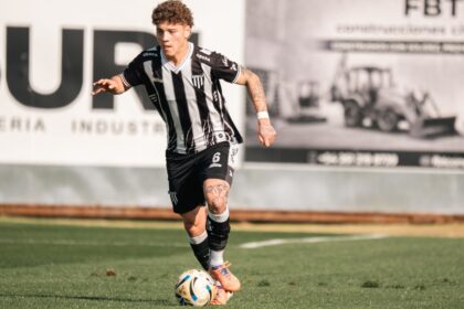 João Gomes, ex-Flamengo, está próximo de acertar com o Aston Villa
